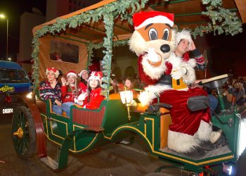 A bordo de calandria eléctrica participa Cabildo Infantil de Hermosillo en tradicional Caravana Navideña.