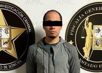 Puso cámara en el baño de mujeres de la oficina y lo descubren.