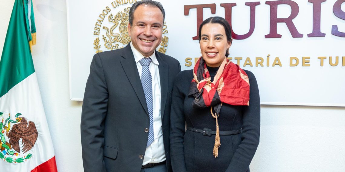 Recibe Antonio Astiazarán Distintivo a la Excelencia Municipal por programas de energía solar.