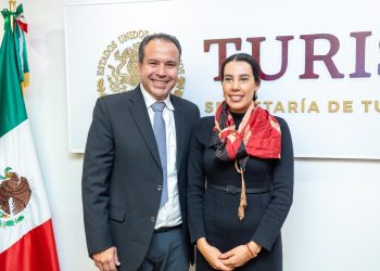 Recibe Antonio Astiazarán Distintivo a la Excelencia Municipal por programas de energía solar.