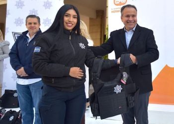 Equipa Toño Astiazarán  a Policías Municipales con nuevos vehículos eléctricos y chalecos balísticos.
