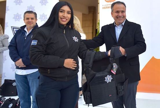 Equipa Toño Astiazarán  a Policías Municipales con nuevos vehículos eléctricos y chalecos balísticos.