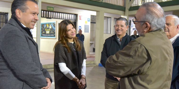 Constatan Toño Astiazarán y Patty Ruibal beneficios de energía solar en Fundación Presbítero Luis López Romo.