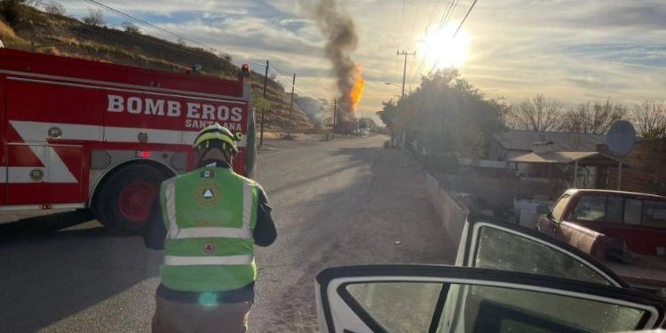 Volcadura en carretera Benjamín Hill deja tres muertos y un herido.