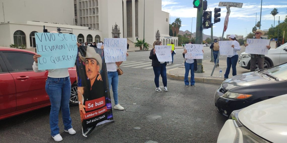 Bloquean cruce de Rosales y Luis Encinas en Hermosillo: Manifestantes denuncian privación de la libertad de familiar Lamberto González.