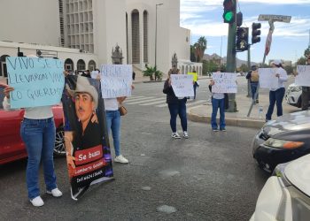 Bloquean cruce de Rosales y Luis Encinas en Hermosillo: Manifestantes denuncian privación de la libertad de familiar Lamberto González.