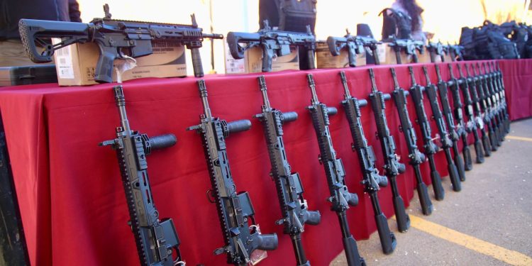 Entrega Gobierno de Sonora patrullas y equipamiento de seguridad para fortalecer municipios de la sierra.