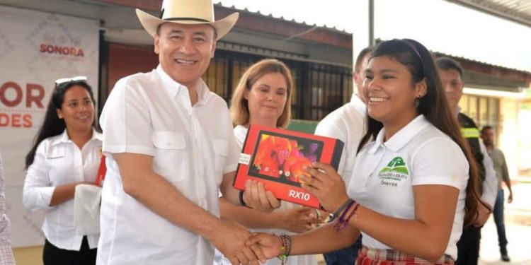 Gobernador Durazo entrega 50 mil tabletas electrónicas a estudiantes y docentes de secundaria.