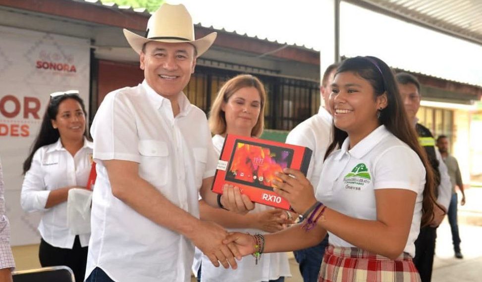 Gobernador Durazo entrega 50 mil tabletas electrónicas a estudiantes y docentes de secundaria.