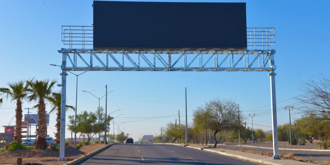 Mantiene innovación Toño Astiazarán, están listos arcos de seguridad vial con pantallas Led