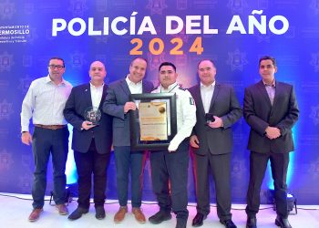 Entrega Toño Astiazarán reconocimiento a Policía del Año 2024.