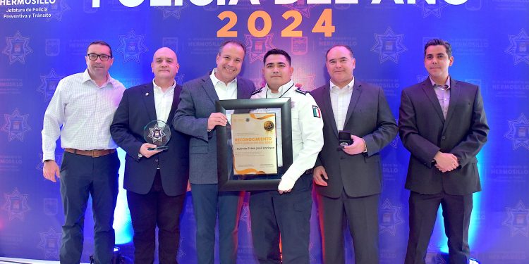 Entrega Toño Astiazarán reconocimiento a Policía del Año 2024.
