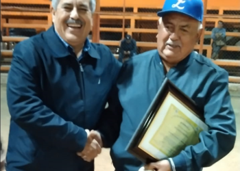 Ramón Chávez y Roberto Ung recibe homenaje en la Liga de Beisbol Interbarrial Norte de Hermosillo.