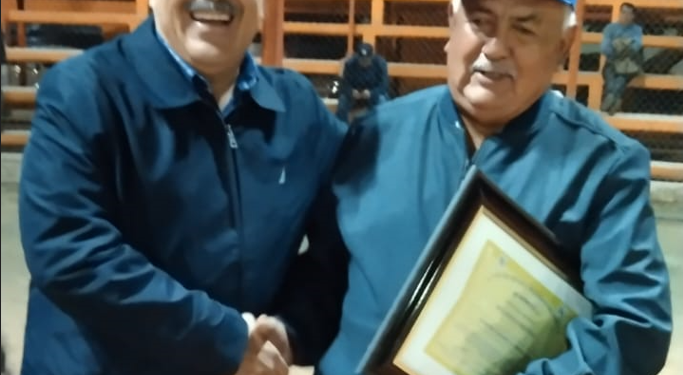 Ramón Chávez y Roberto Ung recibe homenaje en la Liga de Beisbol Interbarrial Norte de Hermosillo.