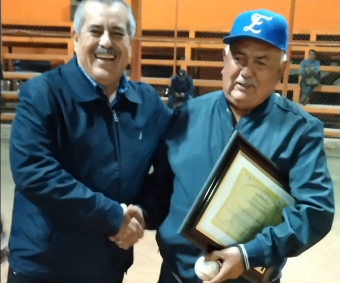 Ramón Chávez y Roberto Ung recibe homenaje en la Liga de Beisbol Interbarrial Norte de Hermosillo.