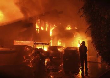 ¡Arde Hollywood! Calcina y obliga fuego a celebridades a abandonar sus casas por incendio entre ellas Paris Hilton, Guillermo Del Toro o Jamie Lee Curtis.