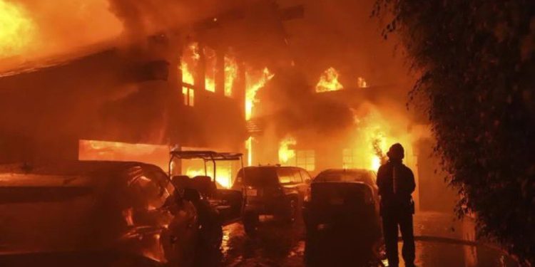 ¡Arde Hollywood! Calcina y obliga fuego a celebridades a abandonar sus casas por incendio entre ellas Paris Hilton, Guillermo Del Toro o Jamie Lee Curtis.