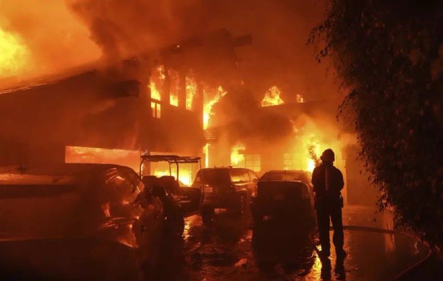 ¡Arde Hollywood! Calcina y obliga fuego a celebridades a abandonar sus casas por incendio entre ellas Paris Hilton, Guillermo Del Toro o Jamie Lee Curtis.