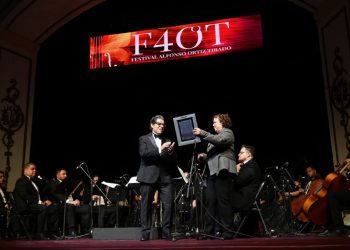 Gobierno de Sonora entrega reconocimiento a la Banda Sinfónica del Estado por su 45.º aniversario.