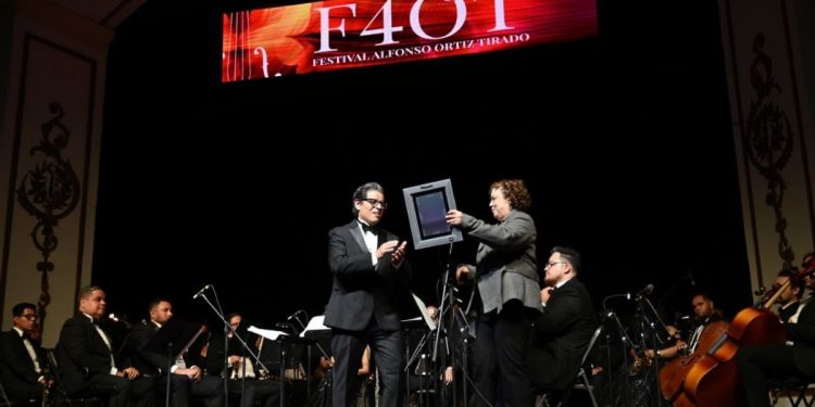 Gobierno de Sonora entrega reconocimiento a la Banda Sinfónica del Estado por su 45.º aniversario.