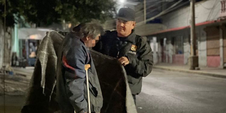 Mantiene Gobierno Municipal operativo de asistencia humanitaria por frío.