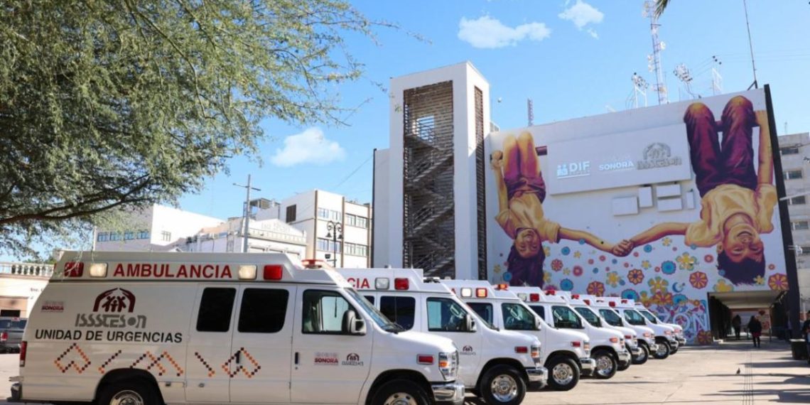 Entregan ambulancias en Sonora.