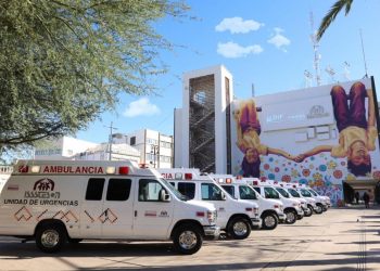 Entregan ambulancias en Sonora.