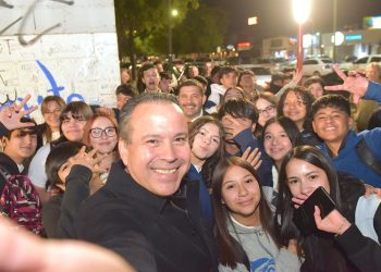 Entrega Toño Astiazarán corredor Camina Segura en Secundaria #1 “Prevo”.