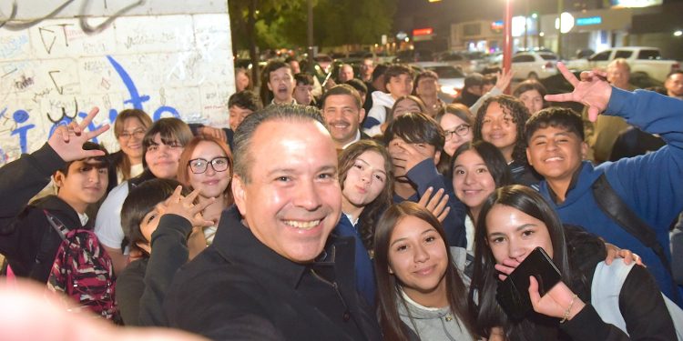 Entrega Toño Astiazarán corredor Camina Segura en Secundaria #1 “Prevo”.