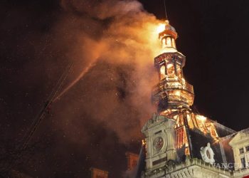 ¡Incendio en París! Llamas consumen antiguo edificio del siglo 19.