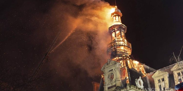 ¡Incendio en París! Llamas consumen antiguo edificio del siglo 19.
