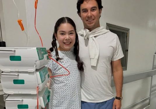 “Checo” Pérez sorprende en el hospital a pequeña aficionada.