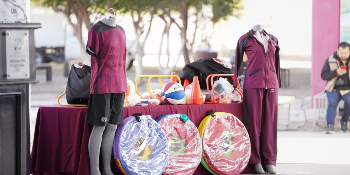 Entregan a docentes de Educación Física uniformes y material deportivo.