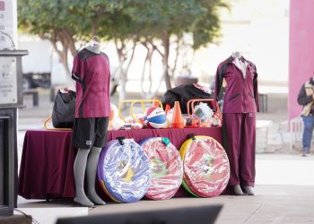 Entregan a docentes de Educación Física uniformes y material deportivo.