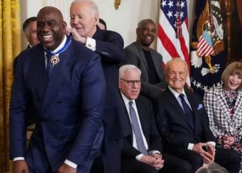 Presidente de Estados Unidos condecora a Messi y al ‘Magic’ Johnson con la Medalla Presidencial de la Libertad.