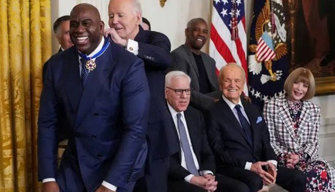 Presidente de Estados Unidos condecora a Messi y al ‘Magic’ Johnson con la Medalla Presidencial de la Libertad.