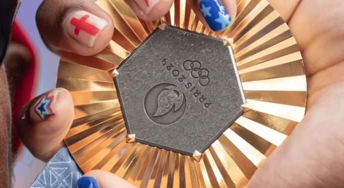 Atletas de París 2024 piden cambiar sus medallas tras rápido deterioro.