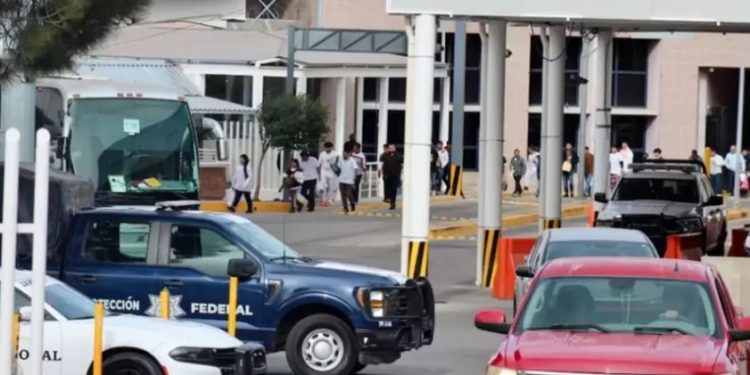 Decenas de migrantes son deportados a Nogales, Sonora.