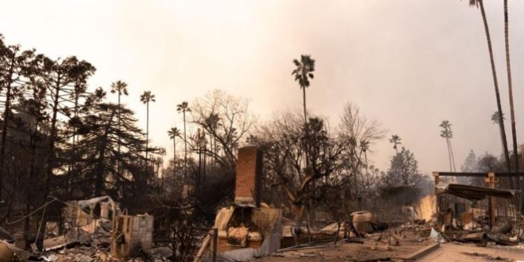 DiCaprio, Beyonce y empresas donan millones de dólares a los afectados por los incendios en Los Ángeles.