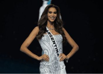 Destituyen a Miss Universo Argentina tras polémicas declaraciones.