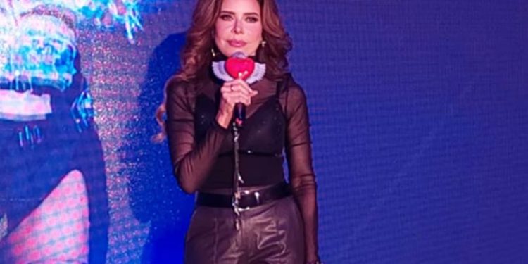 Gloria Trevi celebra ser una cantante independiente y que ya casi cumple 60 años.