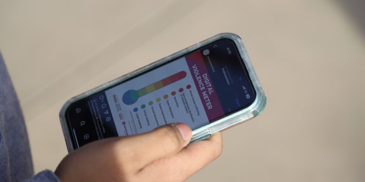 Estudiantes normalistas colaboran en traducción de Violentómetro Digital al inglés.