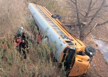 Autobús cae de puente en Nogales y deja 20 lesionados.