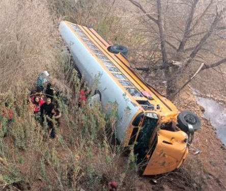 Autobús cae de puente en Nogales y deja 20 lesionados.