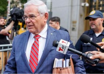 Bob Menendez, ex senador de EU, es sentenciado a 11 años de prisión por aceptar lingotes de oro como sobornos; acusó a AMLO de perseguir opositores.