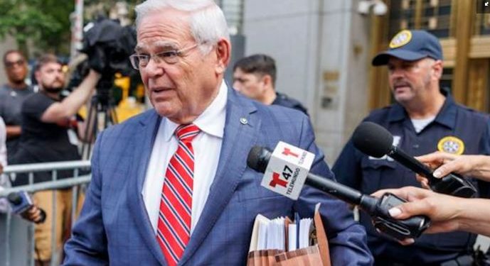 Bob Menendez, ex senador de EU, es sentenciado a 11 años de prisión por aceptar lingotes de oro como sobornos; acusó a AMLO de perseguir opositores.