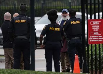 Arizona impulsa nueva ley para deportaciones masivas: “Más poder a policías locales para detener inmigrantes”.