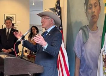 Ken Salazar asegura que hay fentanilo en México y que “también se produce acá”, a un día de dejar la embajada.