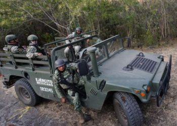 Sujetos armados intentan derribar helicóptero militar en Apatzingán con drones explosivos.