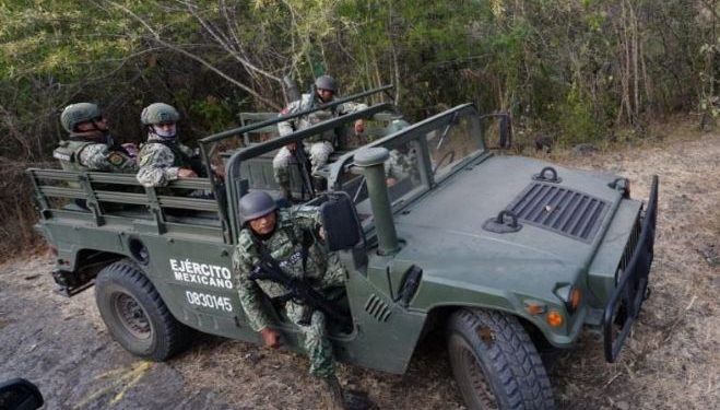 Sujetos armados intentan derribar helicóptero militar en Apatzingán con drones explosivos.
